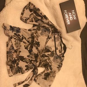 Buckle BKE boutique floral w/subtle sparkle blouse